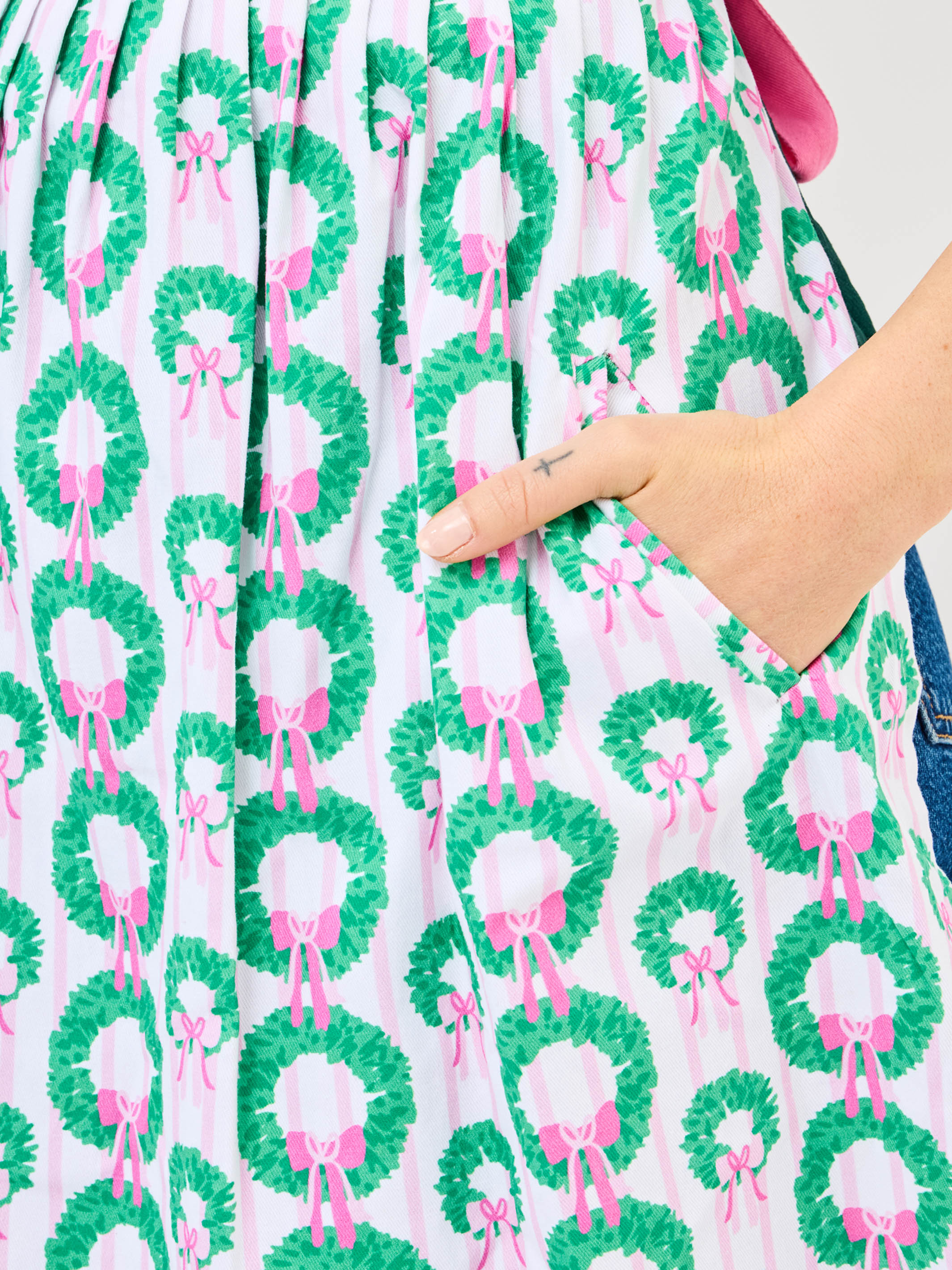 Rosy Wreath apron